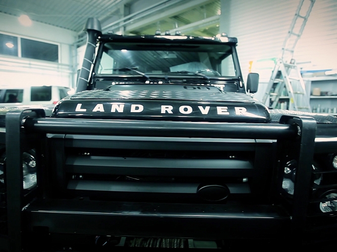   Land Rover Defender 3